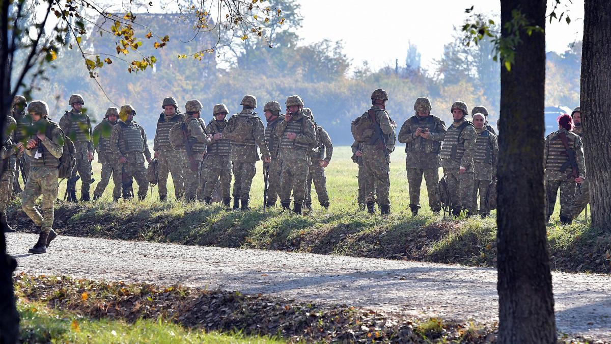 cozi uriase la unitatile militare din bucuresti si ilfov ce risca rezervistii care nu respecta ordinul de chemare