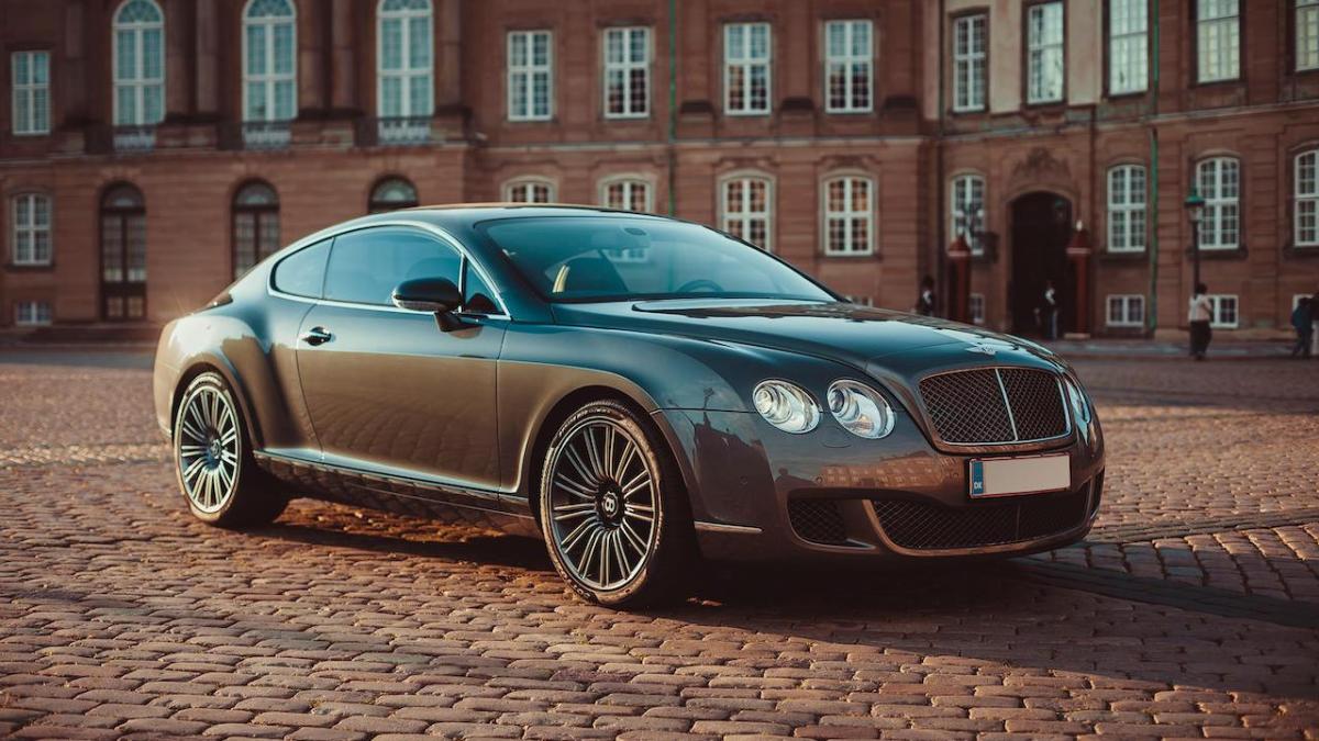 de ce un bentley continental gt este mai rar vazut pe sosele decat un lamborghini urus