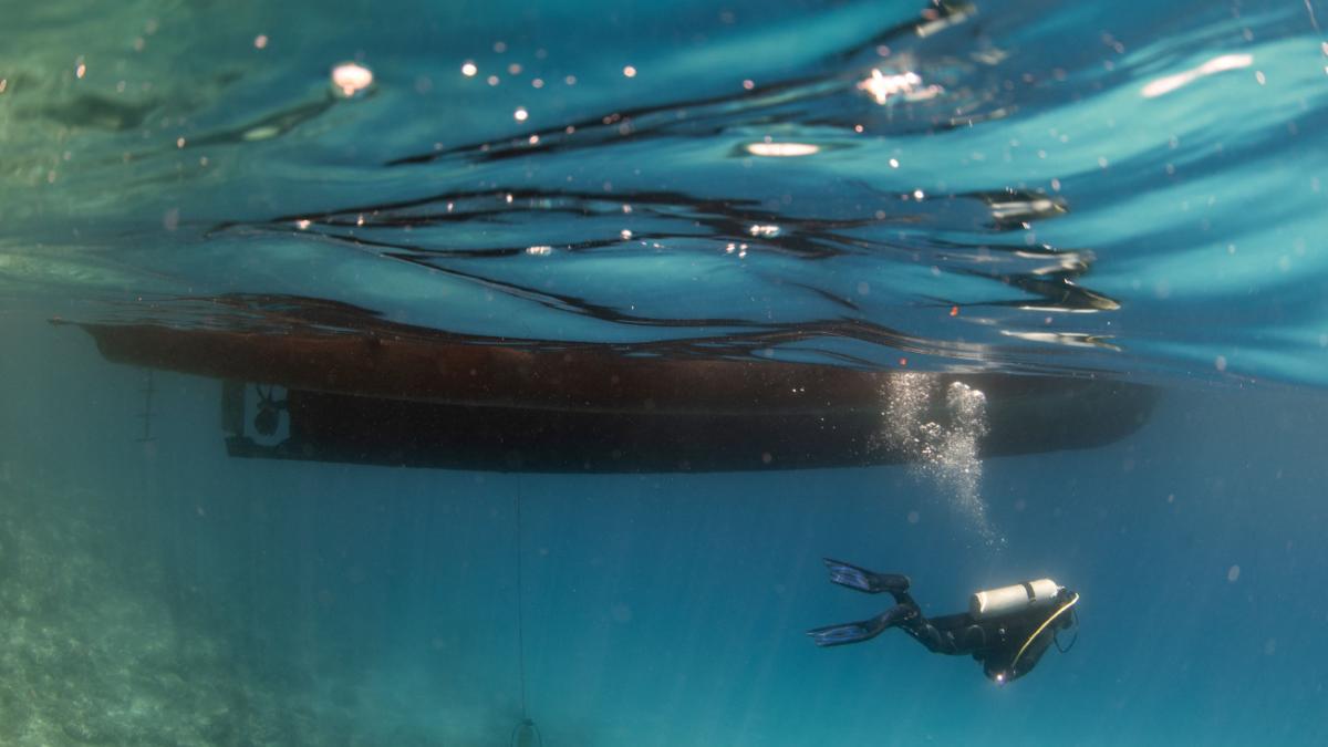 doi romani s au crezut in filme cu costume de scafandru si scutere subacvatice au incercat sa scoata 184 de kg de droguri de pe o nava