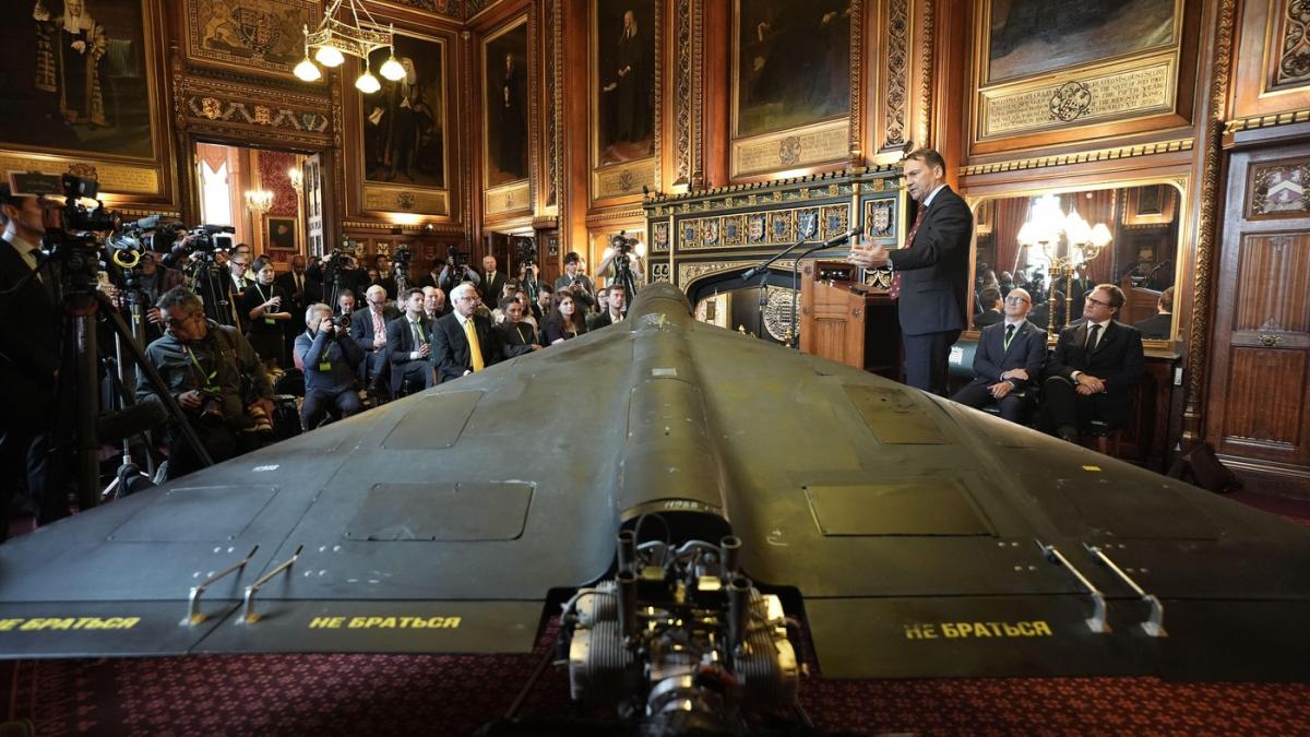 ministrul polonez de externe a dus in parlamentul marii britanii o drona iraniana pilotata de rusia si doborata in ucraina