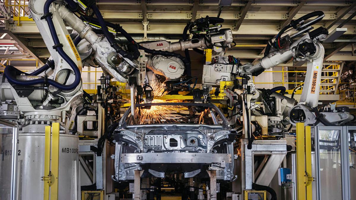 nu sunt oameni totul este robotizat sefii din industria auto occidentala se intorc din china socati de tehnologia de acolo