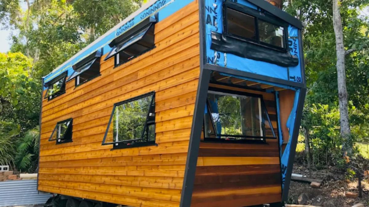 o casa arata atat de bine ca nu ai crede ca are doar 17 mp louise a construit o singura la 56 de ani deoarece chiria era prea scumpa