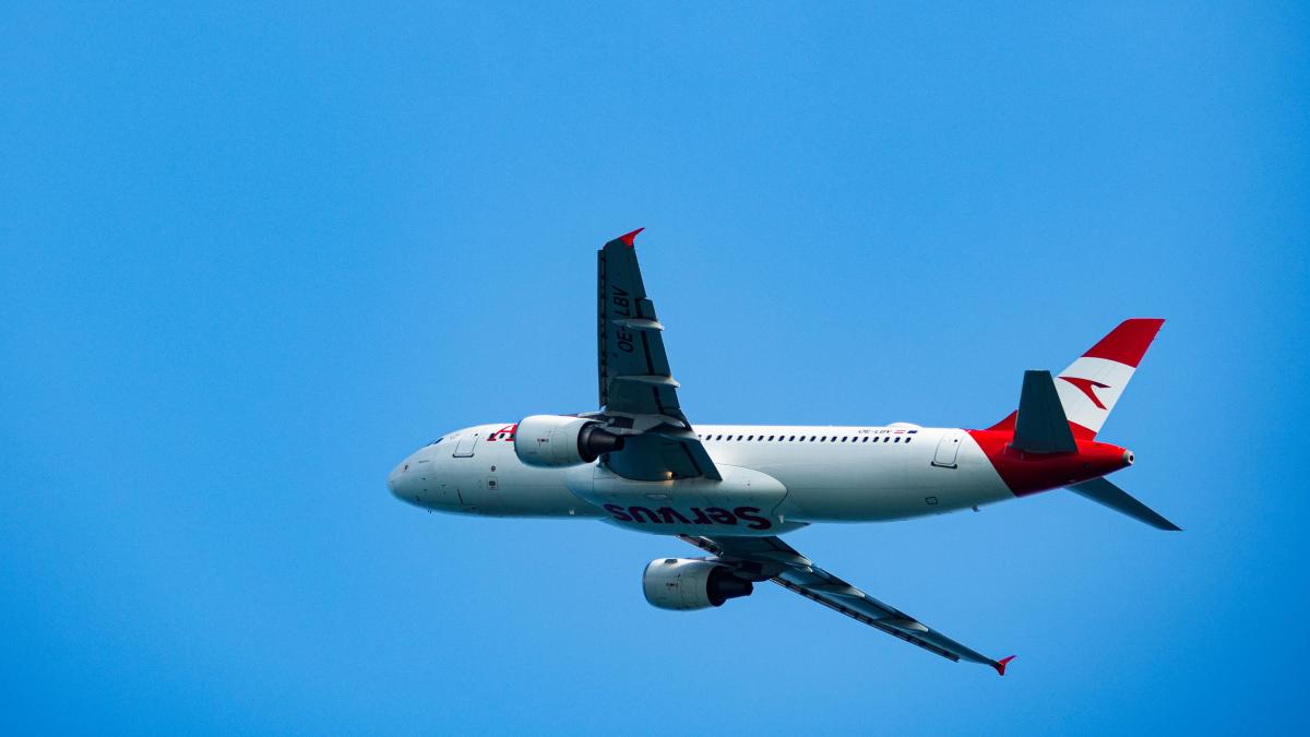 ce a patit un pasager dupa ce avionul sau a decolat din romania si a fost lovit de fulger cjue circumstante extraordinare