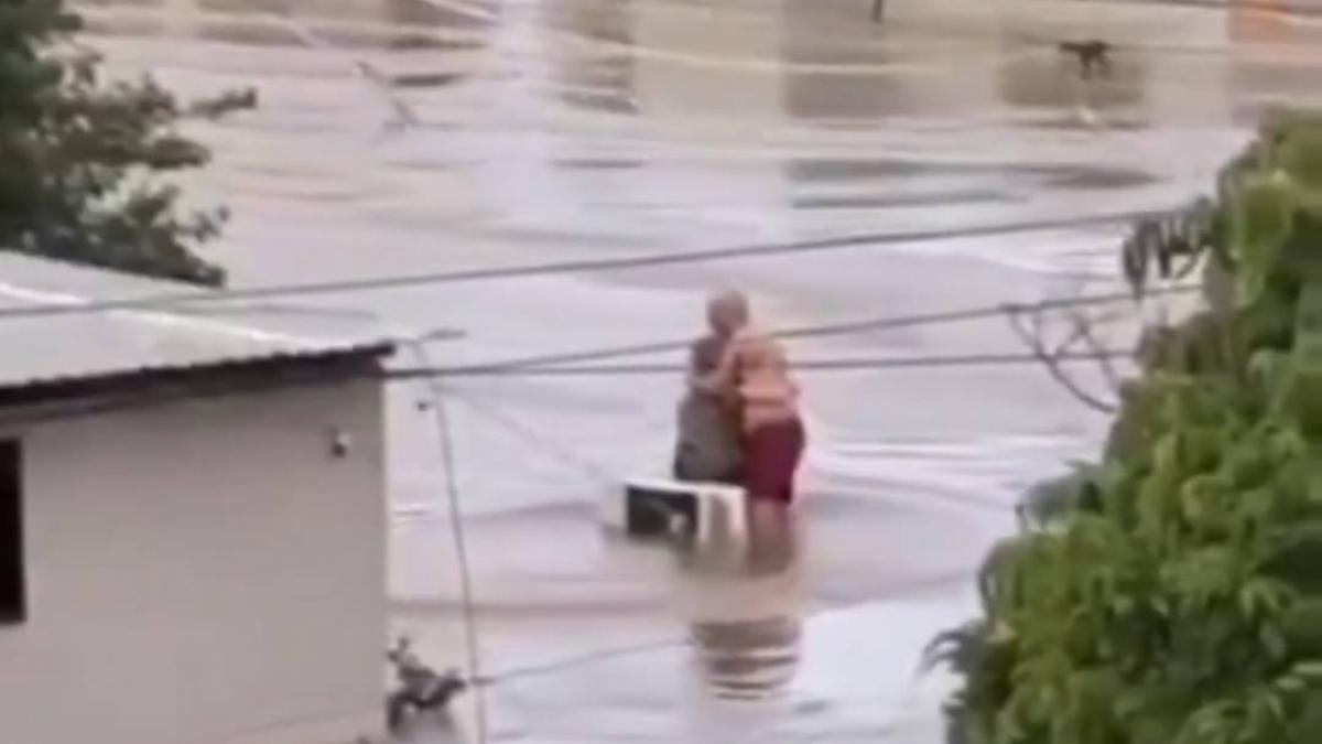 gest de iubire si disperare surprins in mijlocul inundatiilor devenit viral un cuplu in varsta se imbratiseaza in mijlocul viiturii