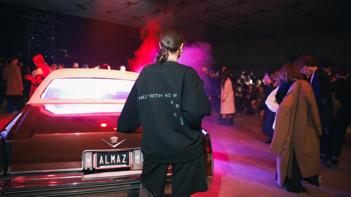 iqos rescrie conversatia in moda o noua creatie iqos x almaz la bucharest fashion week