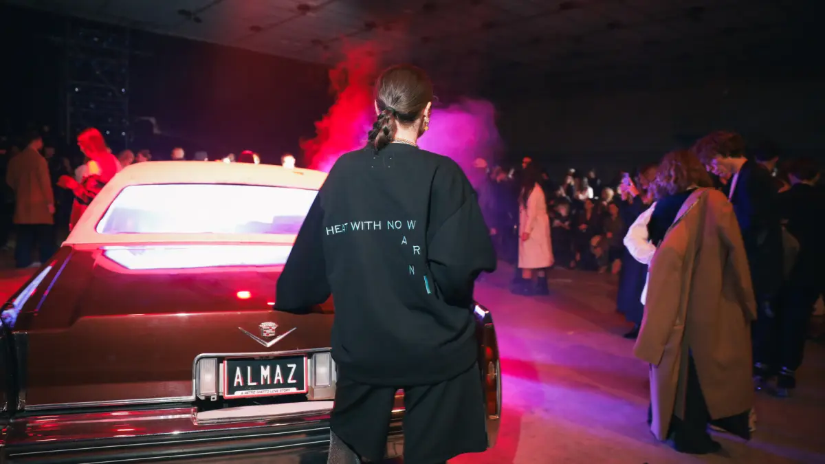 iqos rescrie conversatia in moda o noua creatie iqos x almaz la bucharest fashion week