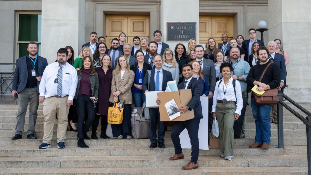 jurnalistii de la pentagon si au predat legitimatiile ce a facut pete hegseth a provocat protestul presei americane