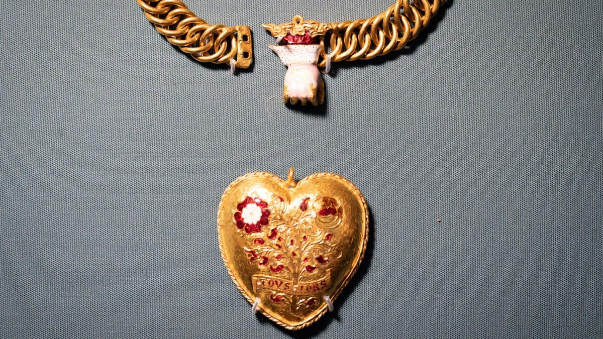 o bijuterie de aur care i a apartinut lui henric al viii lea a fost gasita pe un camp british museum cauta o suma uriasa sa o salveze