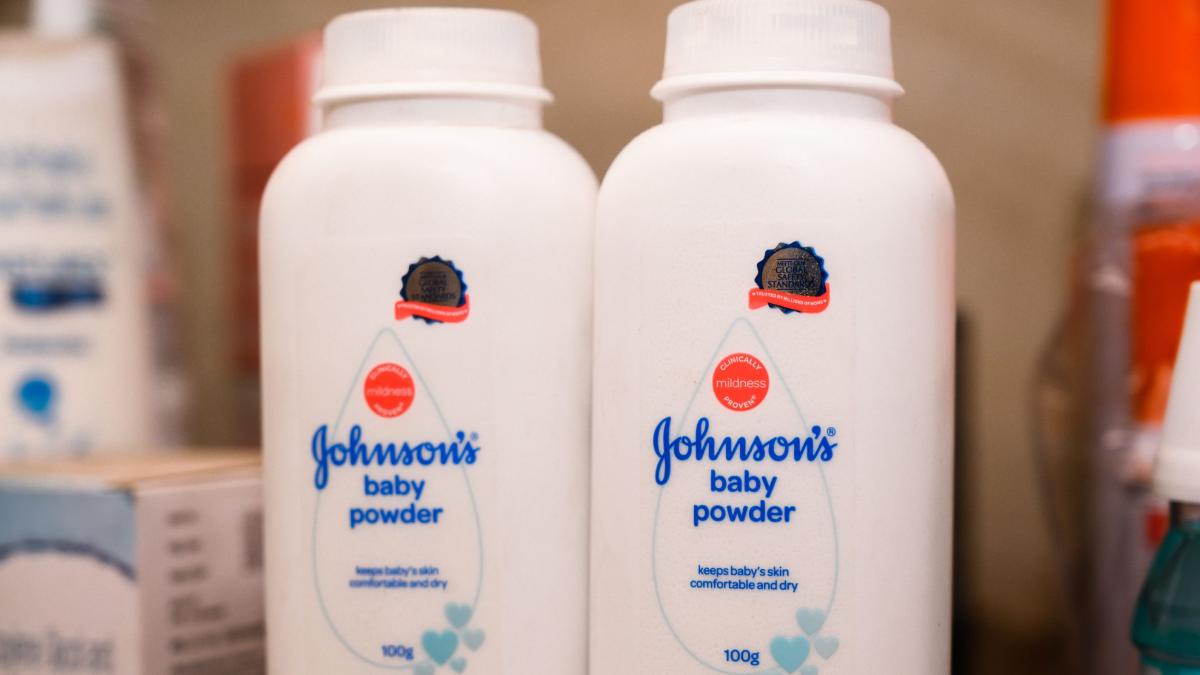 pudra pentru copii contaminata cu azbest mii de persoane din marea britanie dau in judecata johnson johnson