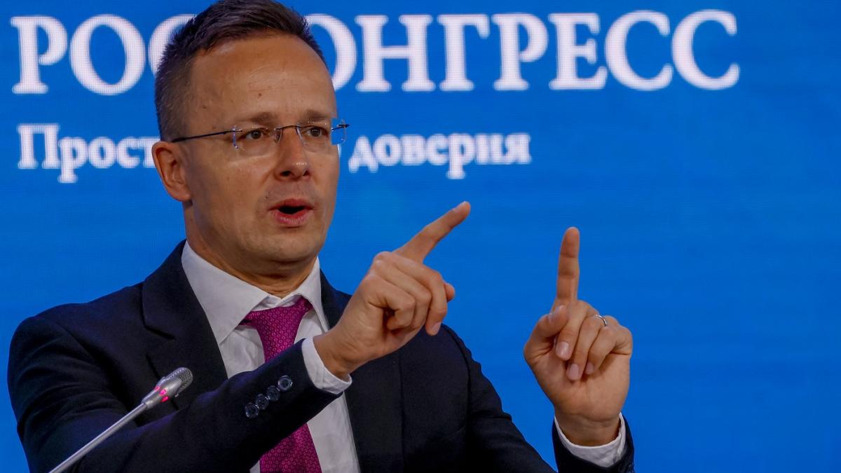 seful diplomatiei ungare s a dus din nou la moscova si a numit nebuneasca politica energetica a ue in prezenta acolitilor lui putin