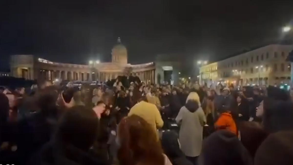 sute de tineri din sankt petersburg l au sfidat pe putin au cantat o melodie care cere demisia lui o cantareata a fost retinuta