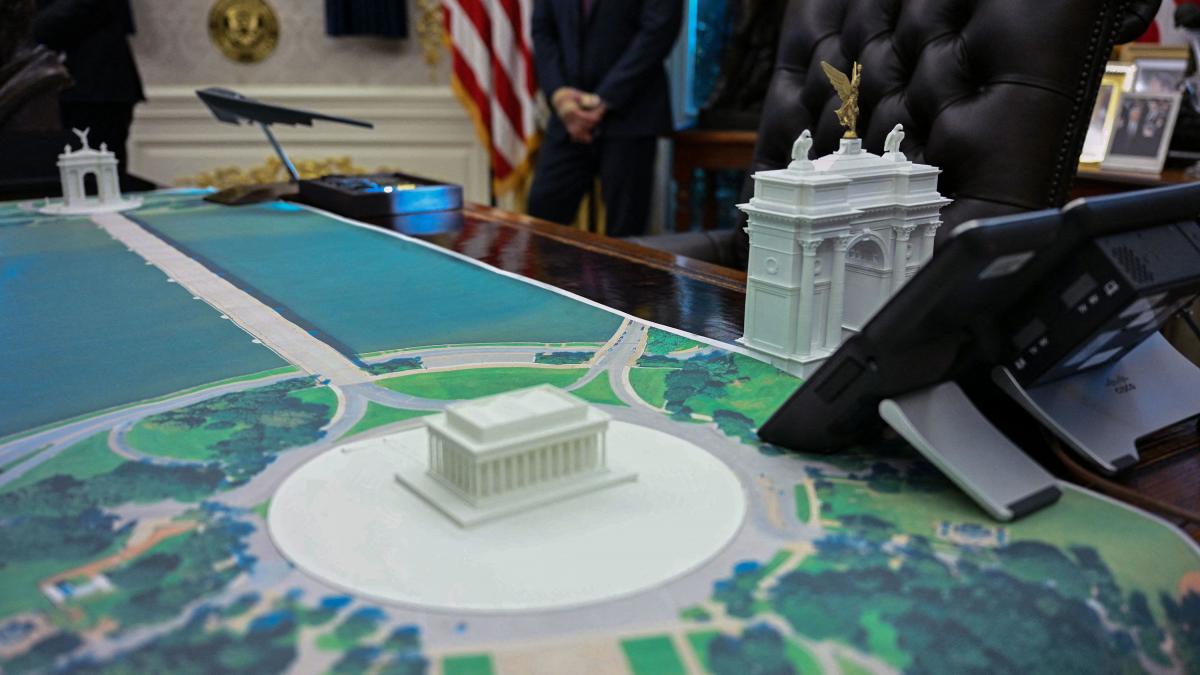 trump vrea sa construiasca un arc de trump la washington sunt trei verisuni mic mediu si mare preferata mea e cea mare