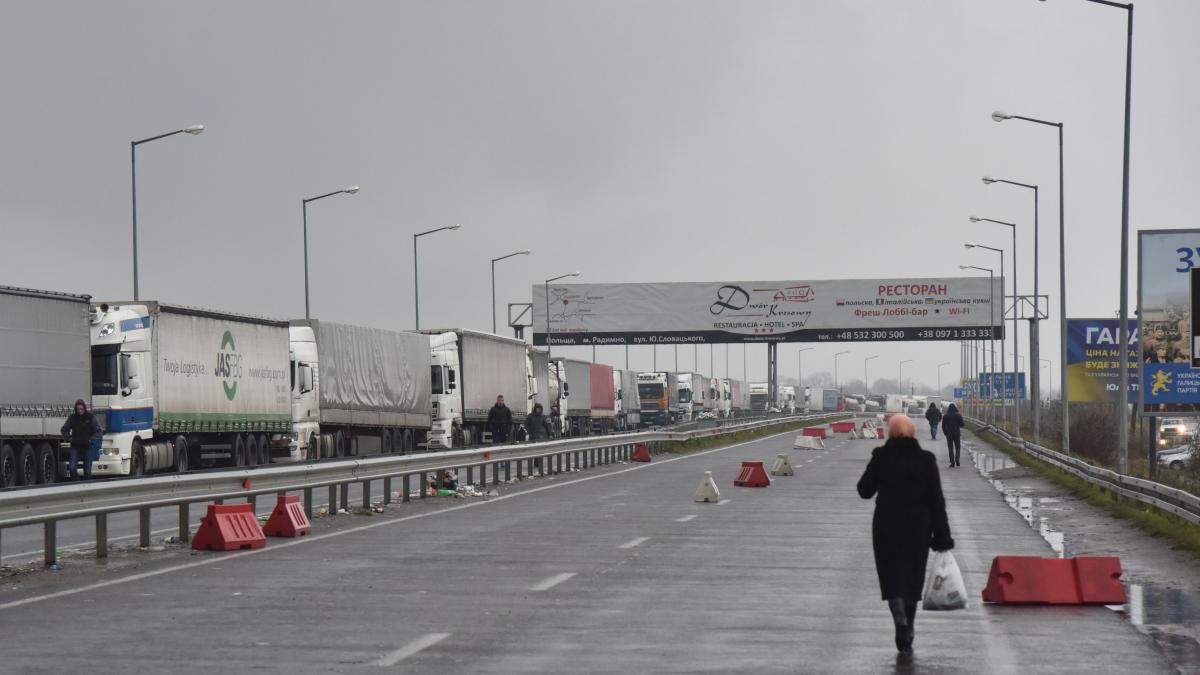 un barbat s a prezentat la un punct de trecere a frontierei cu un permis de conducere emis de urss ce au facut vamesii