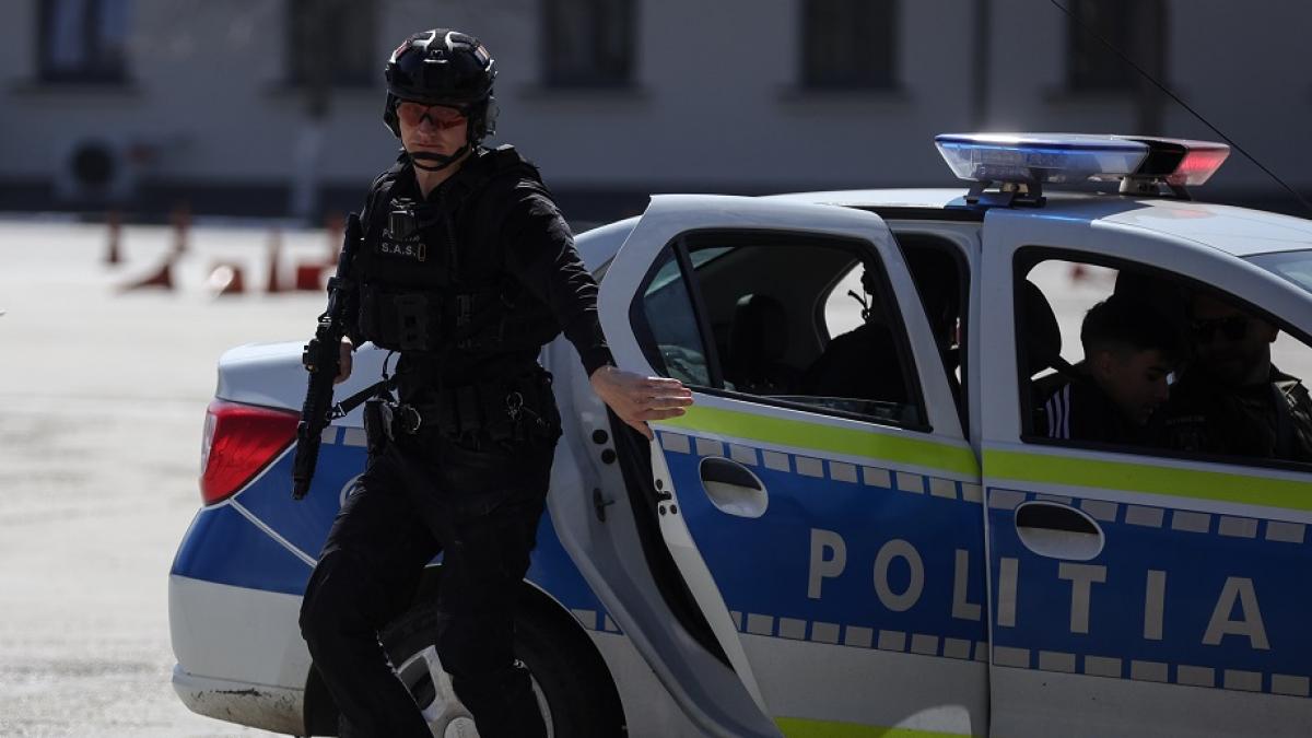 un interlop din capitala a fost retinut dupa ce l ar fi amenintat pe profesorul de sport al fiicei sale ce au descoperit politistii