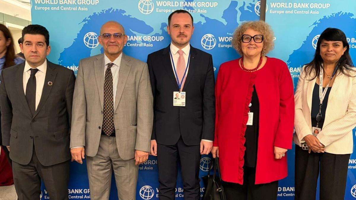 alexandru rogobete s a intalnit cu reprezentantii bancii mondiale la washington discutiile au vizat cele trei centre de arsi