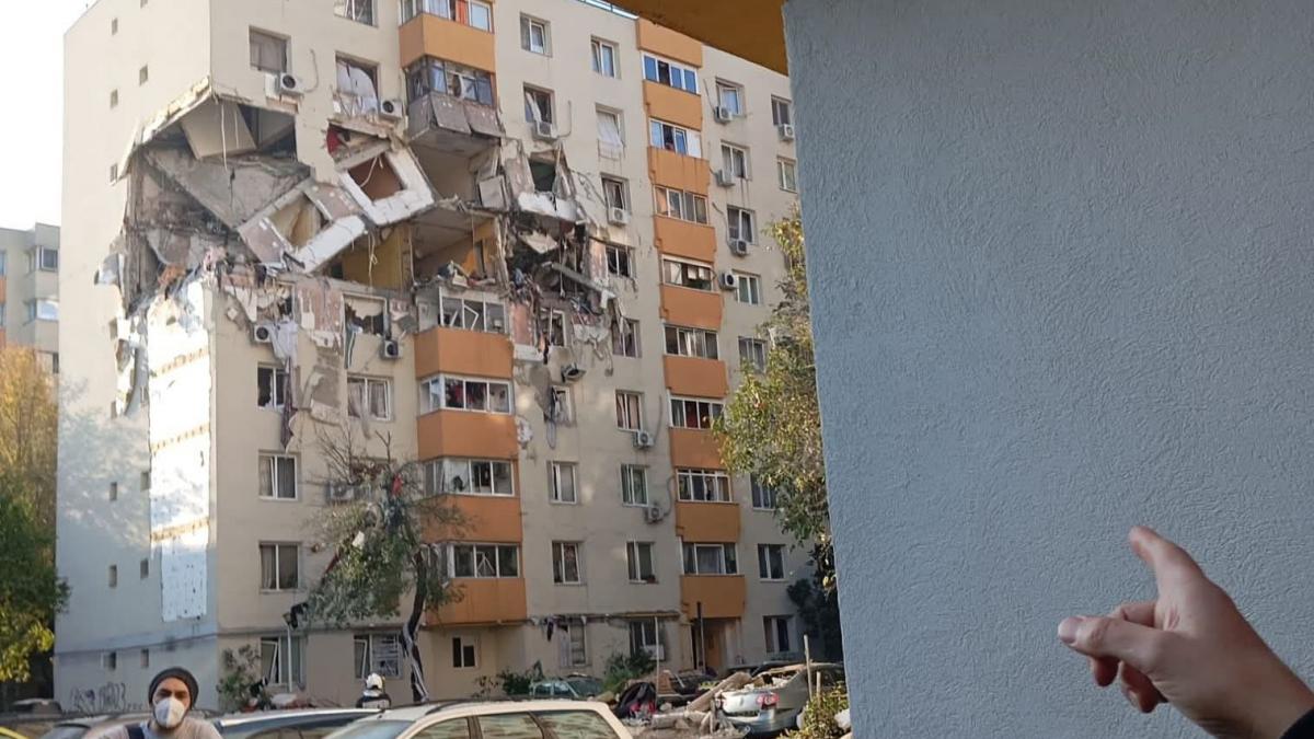 clipe de groaza in blocul unde 2 etaje au explodat vecinii descriu momente teribile usa ne a venit in cap s a simtit miros de gaz
