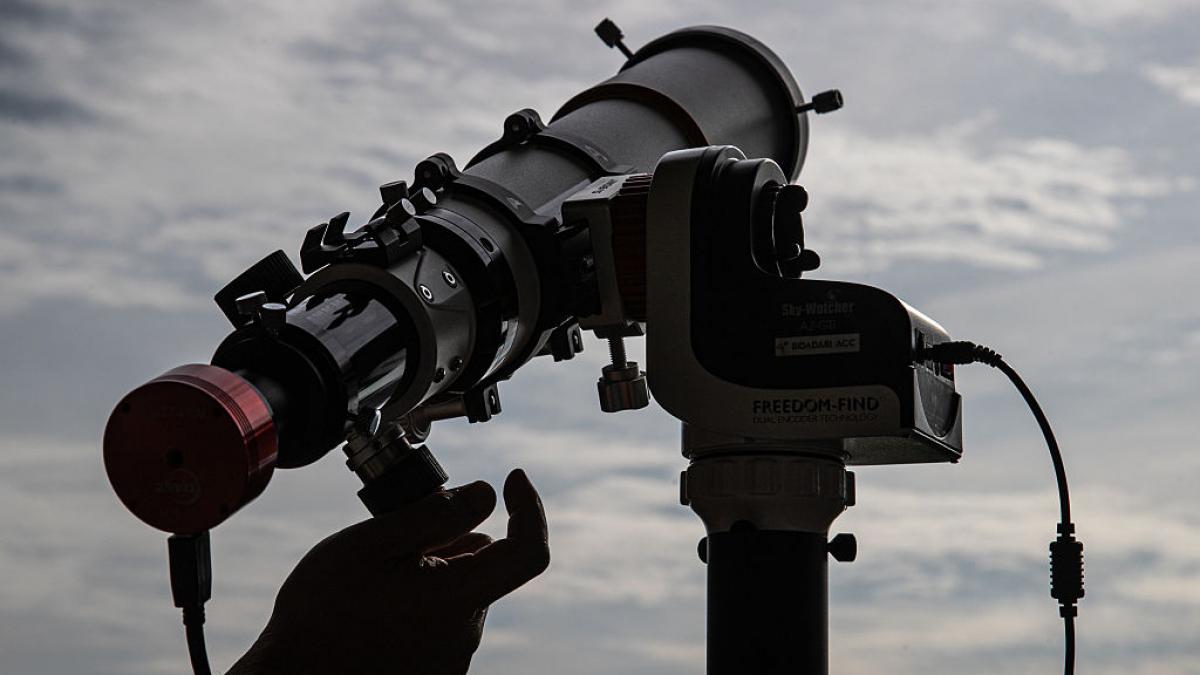 fenomen astronomic impresionant cometa c 2025 r2 swan va fi vizibila pe cer pe 21 octombrie