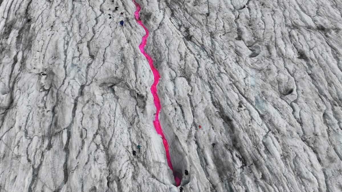 ghetarul rhone care se topeste in culorea roz getty images