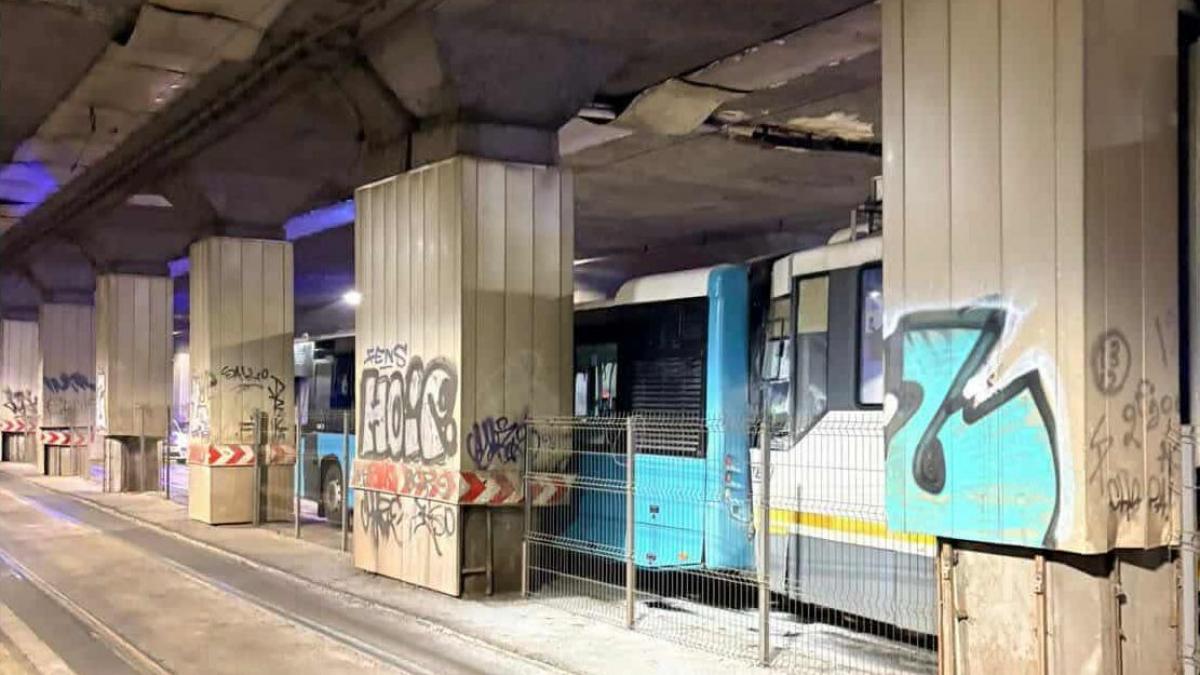 un tramvai si un autobuz s au ciocnit in pasajul victoriei cinci victime au fost transportate la spital