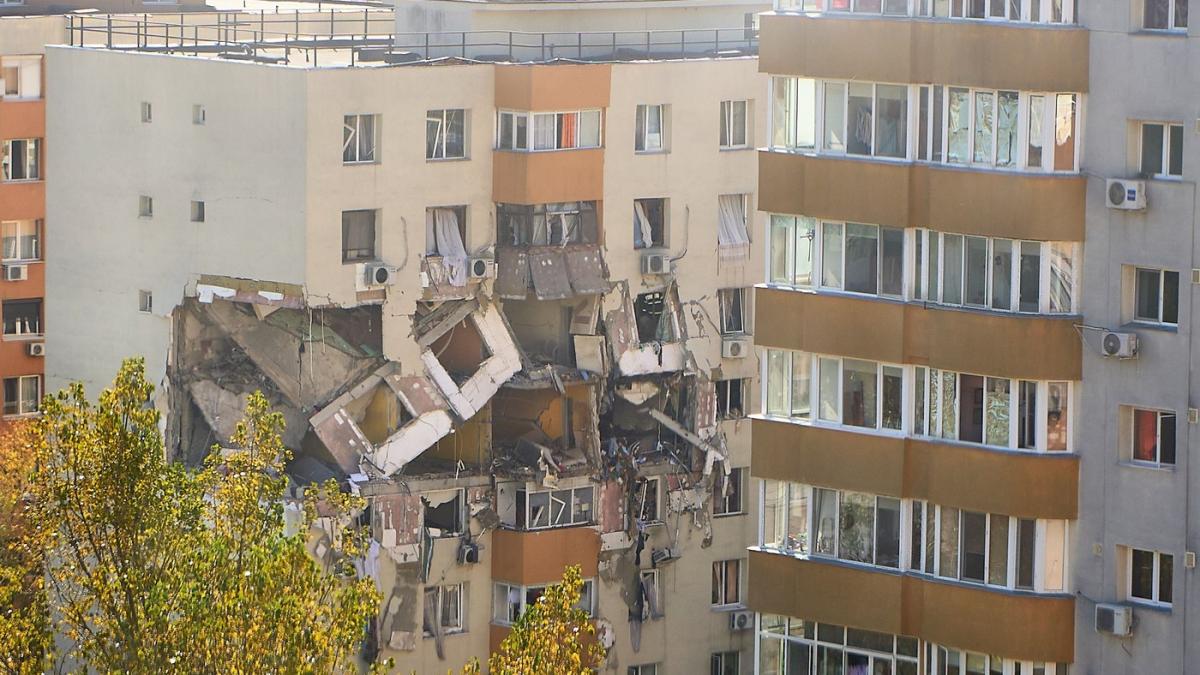 explozia din rahova anchetatorii nu au gasit sigiliul nu pot intra in bloc din cauza ca s ar putea prabusi peste ei au trimis drone