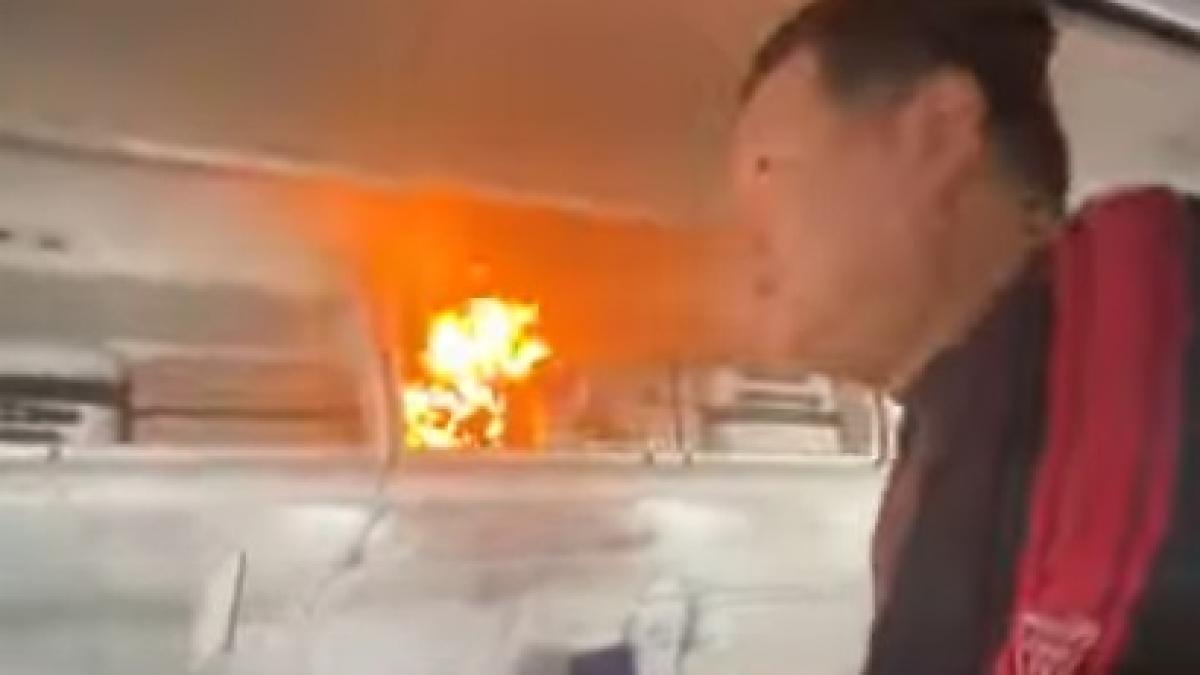 pasagerii unui avion au intrat in panica dupa ce o baterie cu litiu a provocat un incendiu la bord