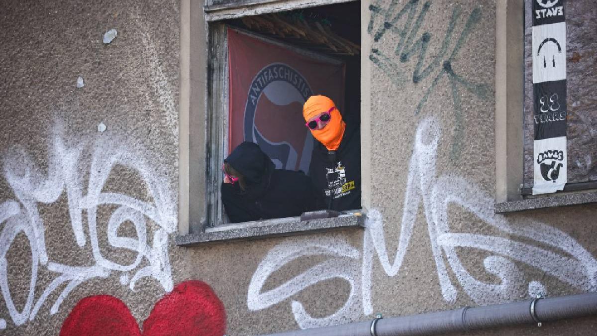 cluburile sportive ale urii serviciile de informatii urmaresc o retea a suprematiei albe care si recruteaza membrii pe telegram