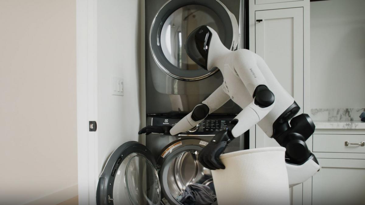 de la fabrica la sufragerie robotii trec la treburi casnice si devin colegi buni de apartament