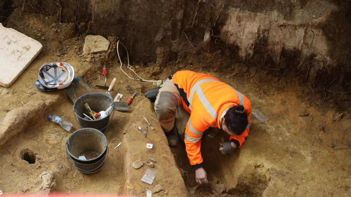 descoperire arheologica sub apa sfanta peste 1 000 de artefacte medievale si 50 de morminte de copii spun o poveste neobisnuita