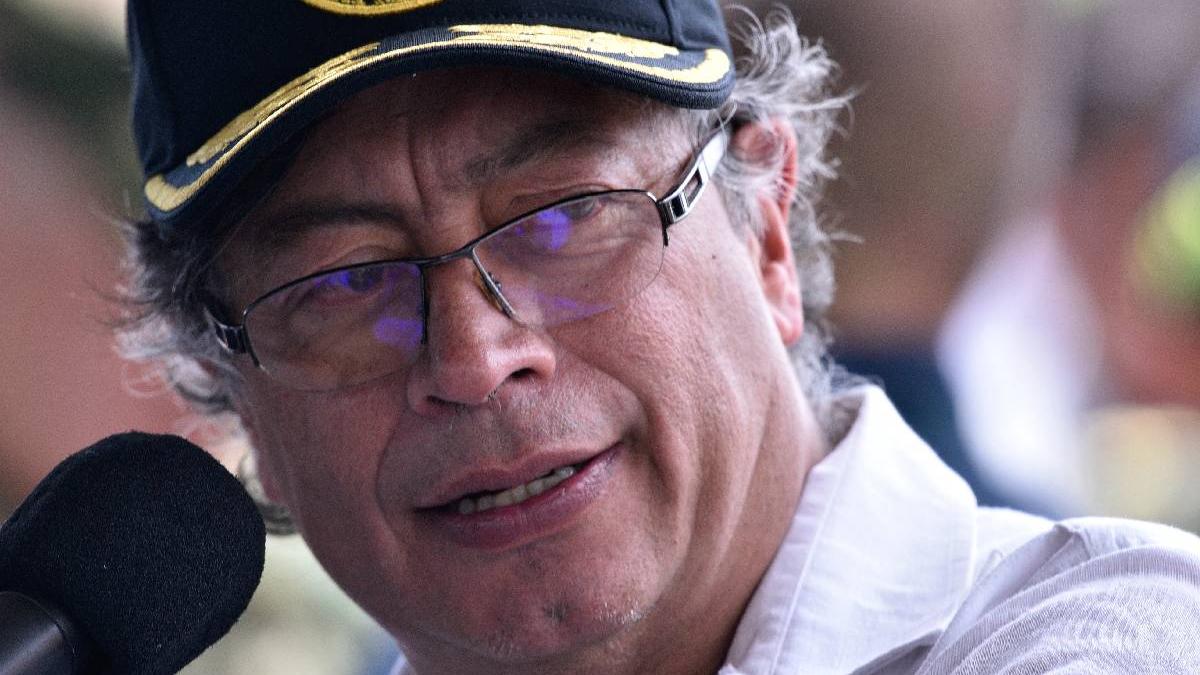 trump sisteaza ajutoarele financiare pentru columbia il acuza pe presedintele gustavo petro ca este un baron al drogurilor