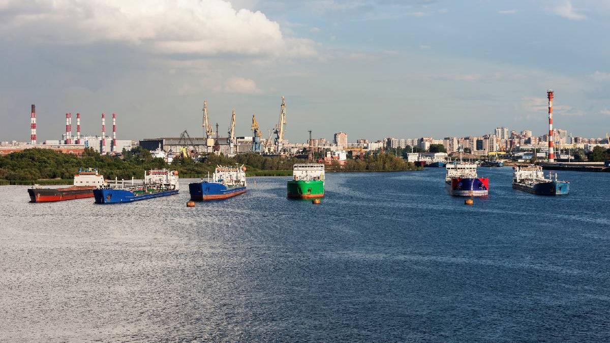 ue loveste in flota fantoma a kremlinului peste 560 de nave intra pe lista sanctiunilor putin ii acuza pe francezi de piraterie