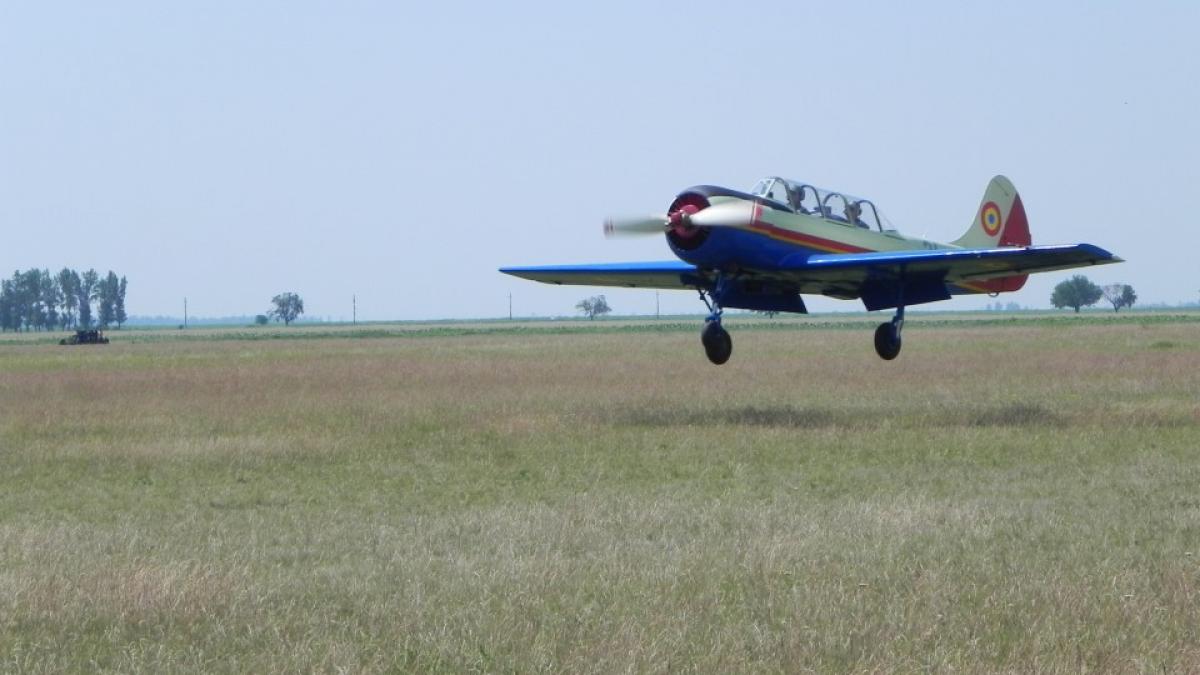 un avion militar iak 52 a fost la un pas de prabusire in judetul buzau membrii echipajului au ajuns la spital