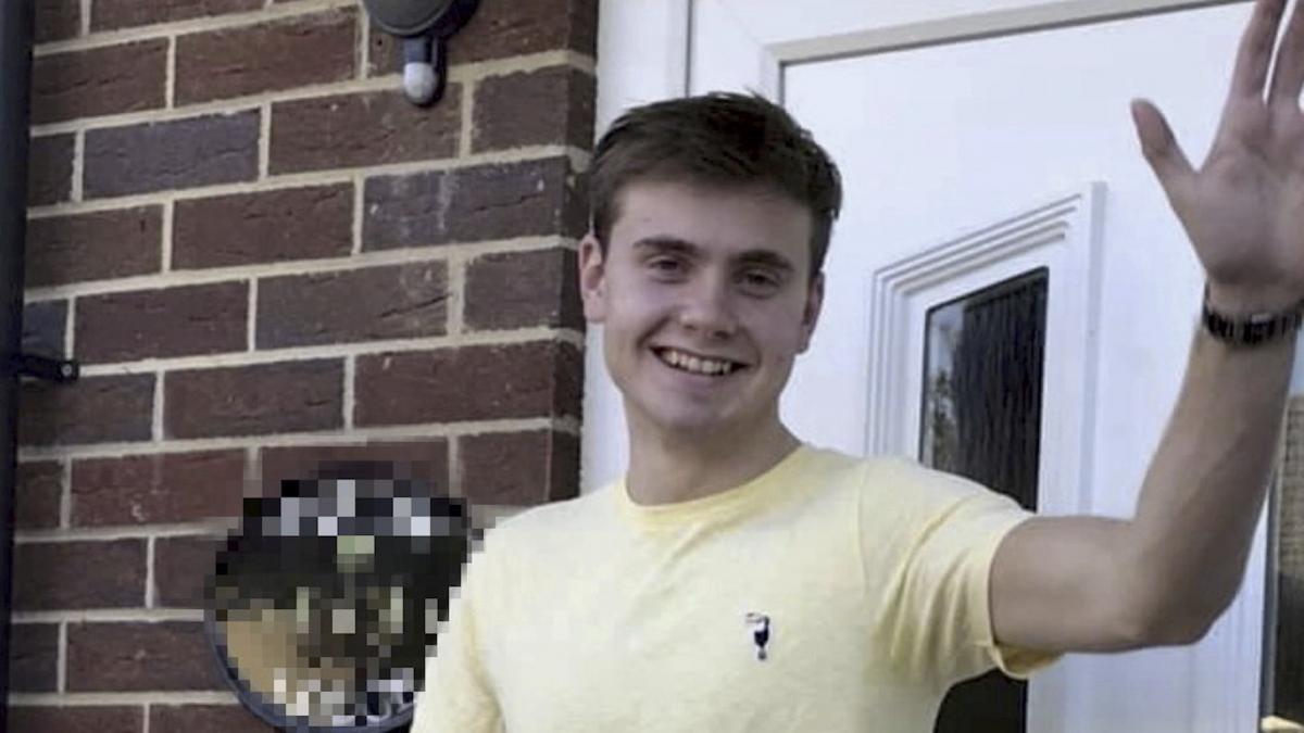 un strain misterios ofera 100 000 de lire recompensa pentru gasirea unui student disparut acum doi ani dupa o petrecere