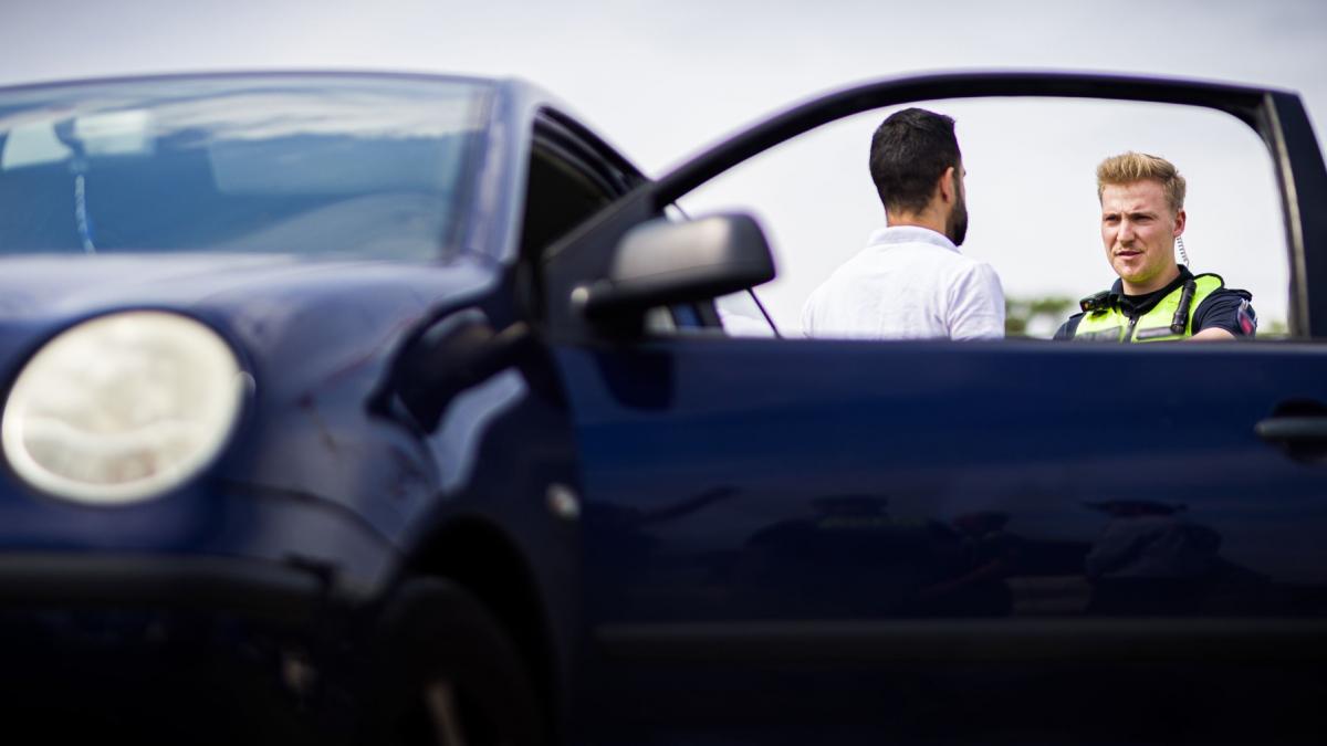 polițist șofer mașina