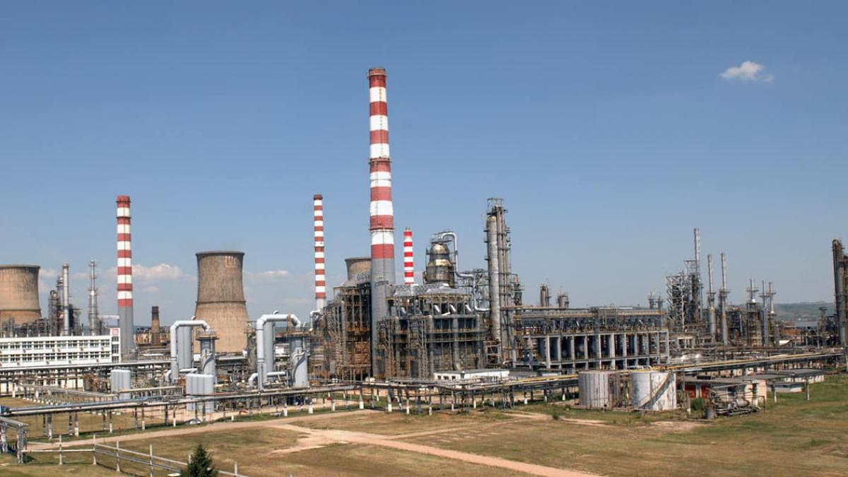 explozie la rafinaria lukoil din ploiesti un barbat spulberat de suflu a ajuns intr un canal colector