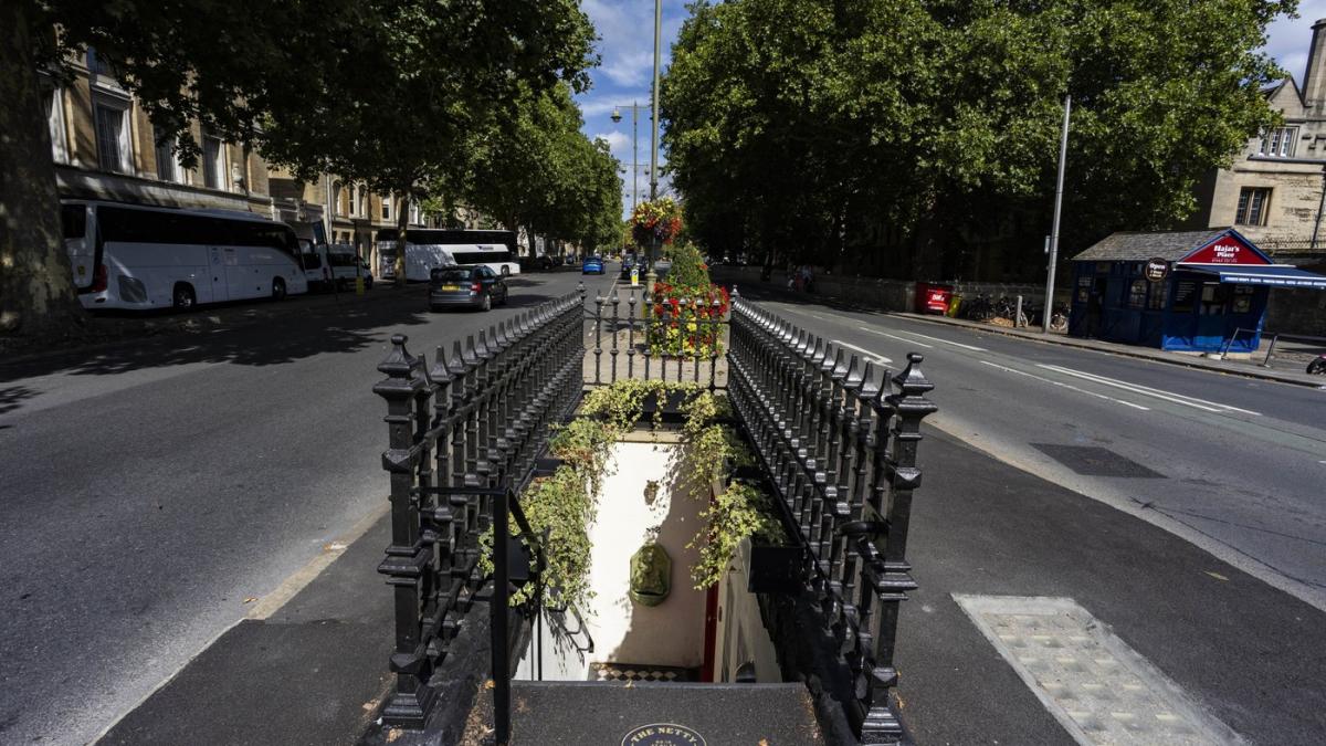 o fosta toaleta publica din mijlocul strazii a fost transformata in hotel de lux cat costa noaptea de cazare si cum arata in interior