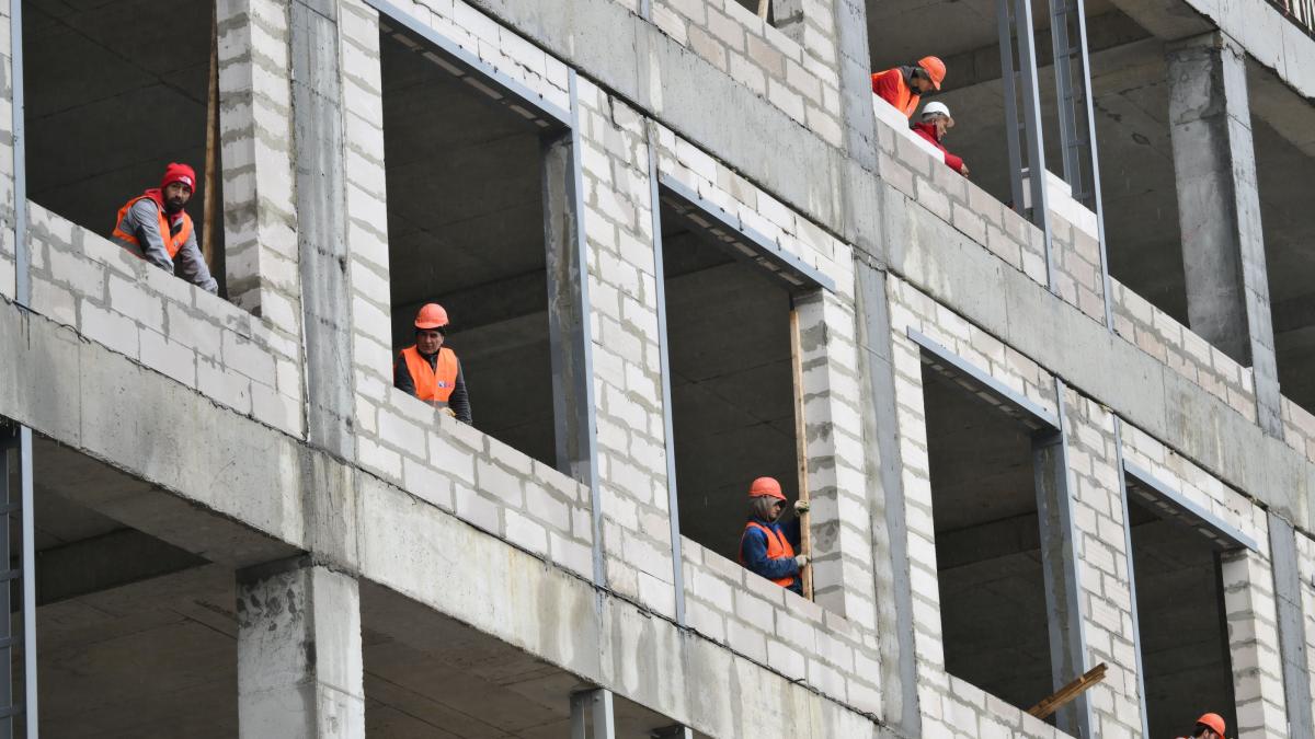 scadere brusca in constructii in luna august volumul lucrarilor noi s a redus cu aproape un sfert in romania