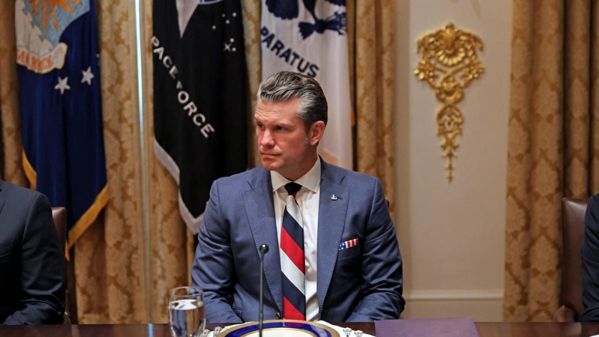 scandalul cravatei lui pete hegseth rusii au jubilat dupa ce au vazut cum s a imbracat la intalnirea cu zelenski