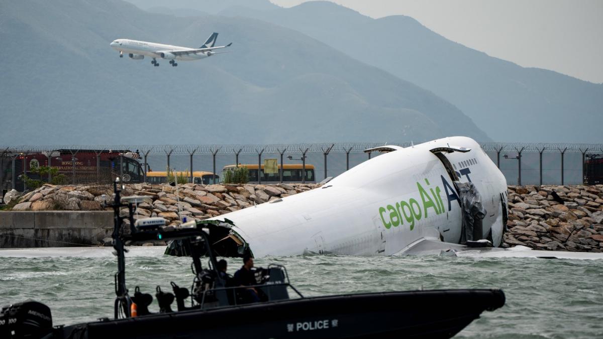 un avion cargo a lovit un vehicul la aterizare pe aeroport in hong kong a iesit de pe pista si a cazut in mare doi oameni au murit
