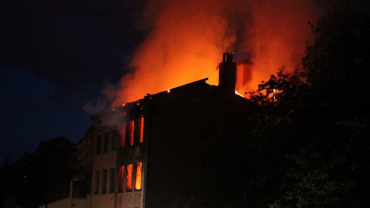un incendiu masiv a cuprins o cladire de 10 etaje in lyon patru persoane decedate gasite de pompieri in subsolul cladirii