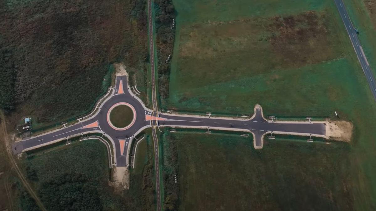 un sens giratoriu care duce spre nicaieri zace de patru ani in mijlocul unui camp in ungaria cat a costat investitia