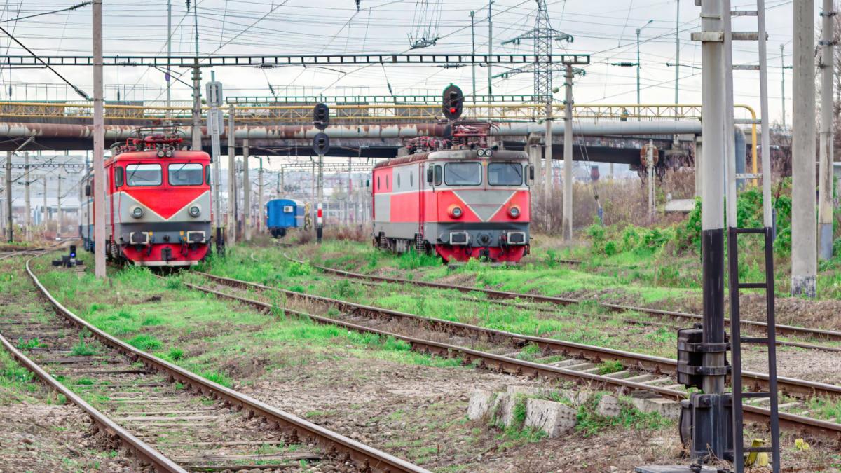 zeci de trenuri ale cfr calatori nu vor mai circula din aceasta noapte lista curselor suspendate