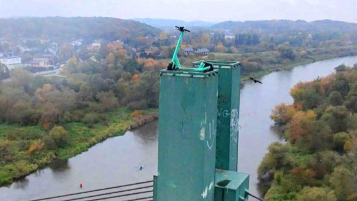 cum a ajuns o trotineta electrica in varful unui pilon de pod la 40 de metri inaltime a putut fi data jos abia dupa trei ore