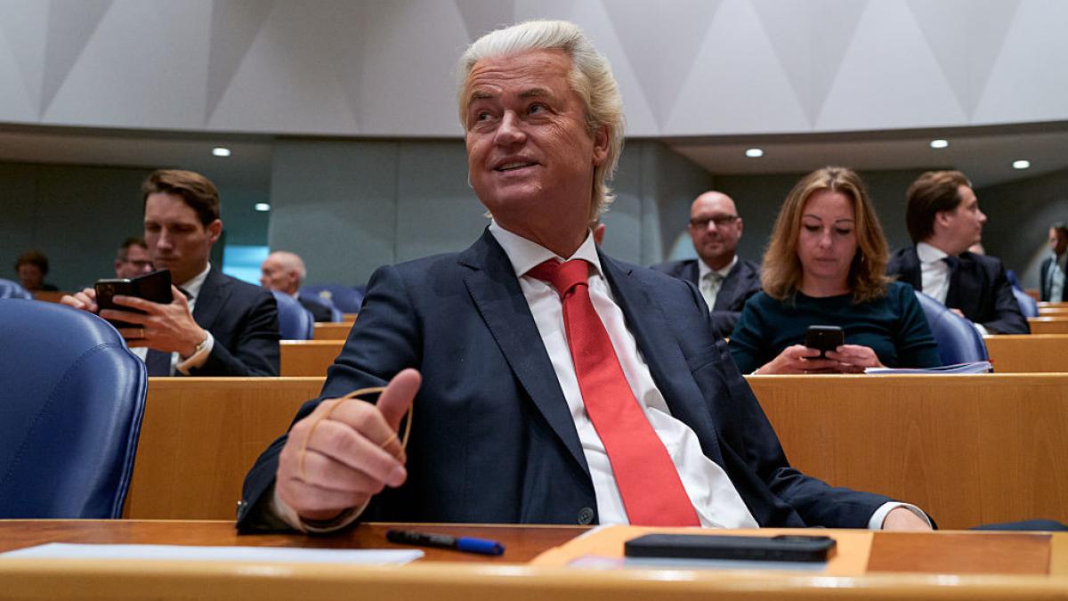 extremistul olandez geert wilders va castiga si noile alegeri conform sondajelor olandezii merg la vot miercurea viitoare