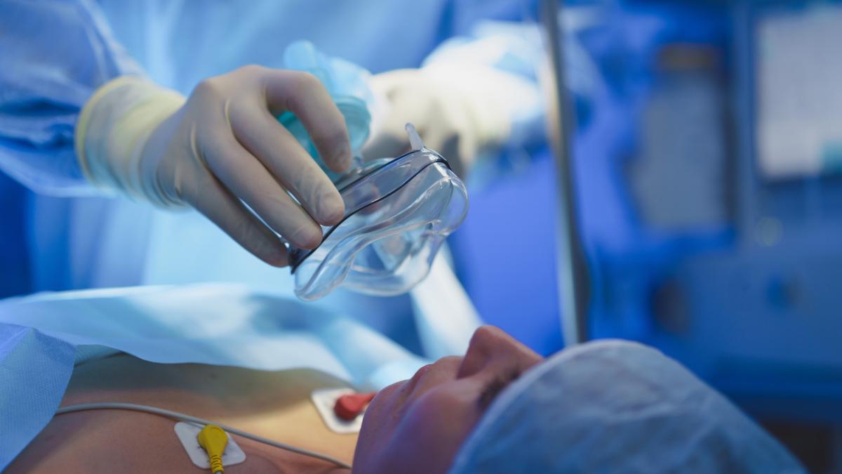 imagini virale cu o femeie care canta la clarinet in timp ce medicii o opereaza pe creier dupa interventie ea a povestit ce a simtit