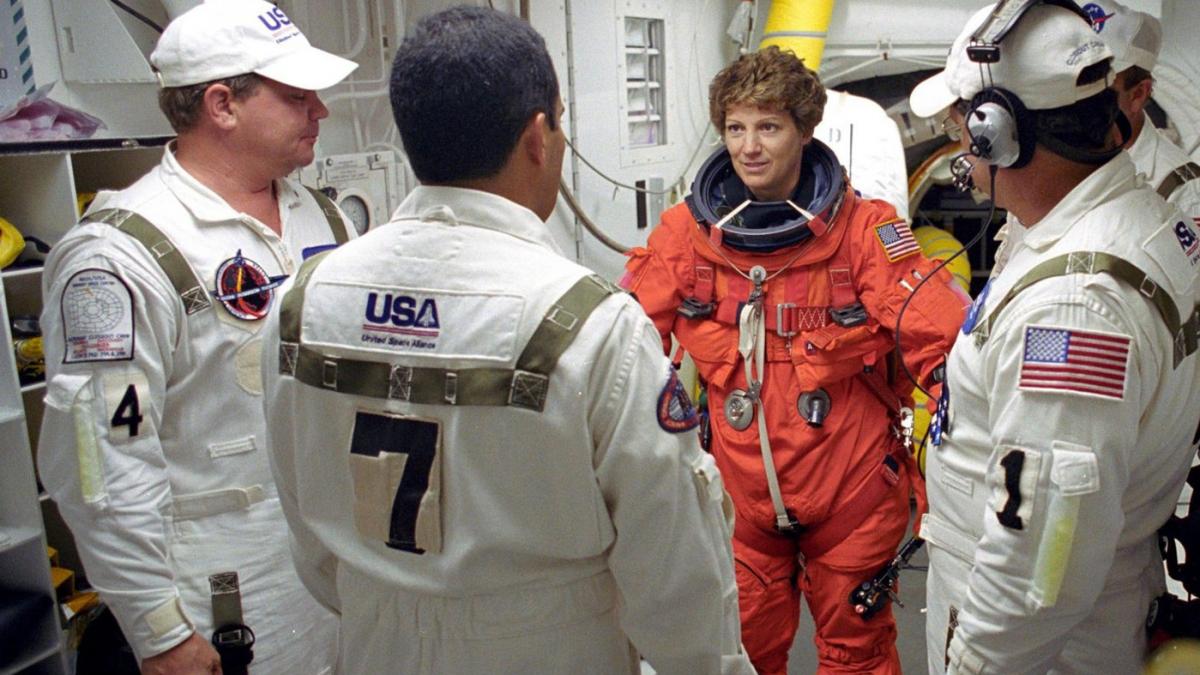Eileen Collins alaturi de mai multi astronauti