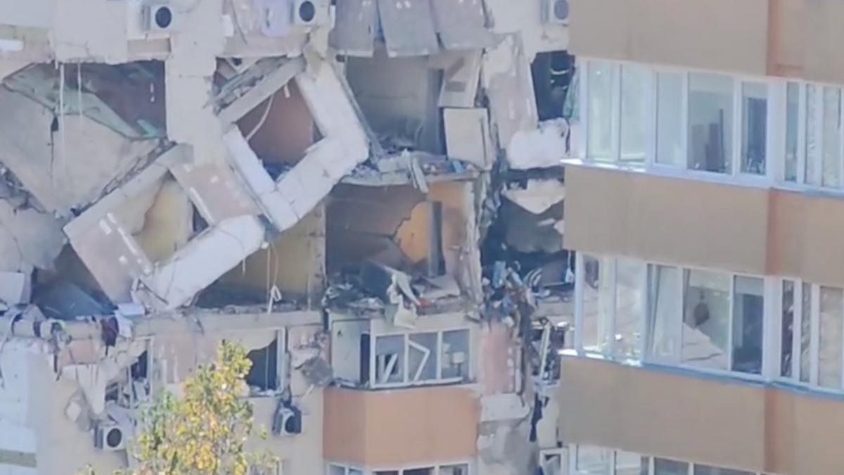 tanara de 17 ani care a cazut cu tot cu podea 2 etaje dupa explozia din rahova e operata la coloana care e starea celorlalte victime