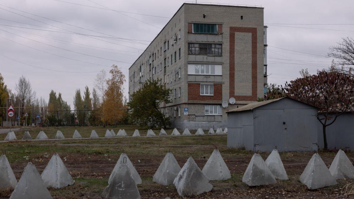 trump il forteaza pe zelenski sa i cedeze lui putin donbasul un precedent periculos pentru romania avertismentul unui general