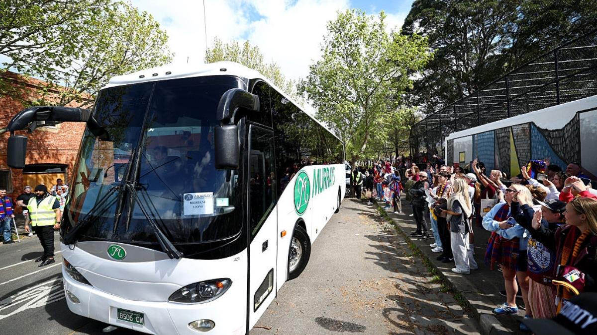 un autocar plin cu suporteri a fost atacat cu pietre de mai multe persoane pe o autostrada din italia soferul a murit