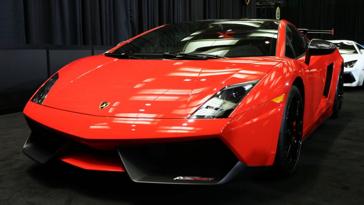 un ferrari cumparat din italia cu cecuri false a fost gasit in romania cum l a pacalit o femeie de 27 de ani pe proprietarul masinii