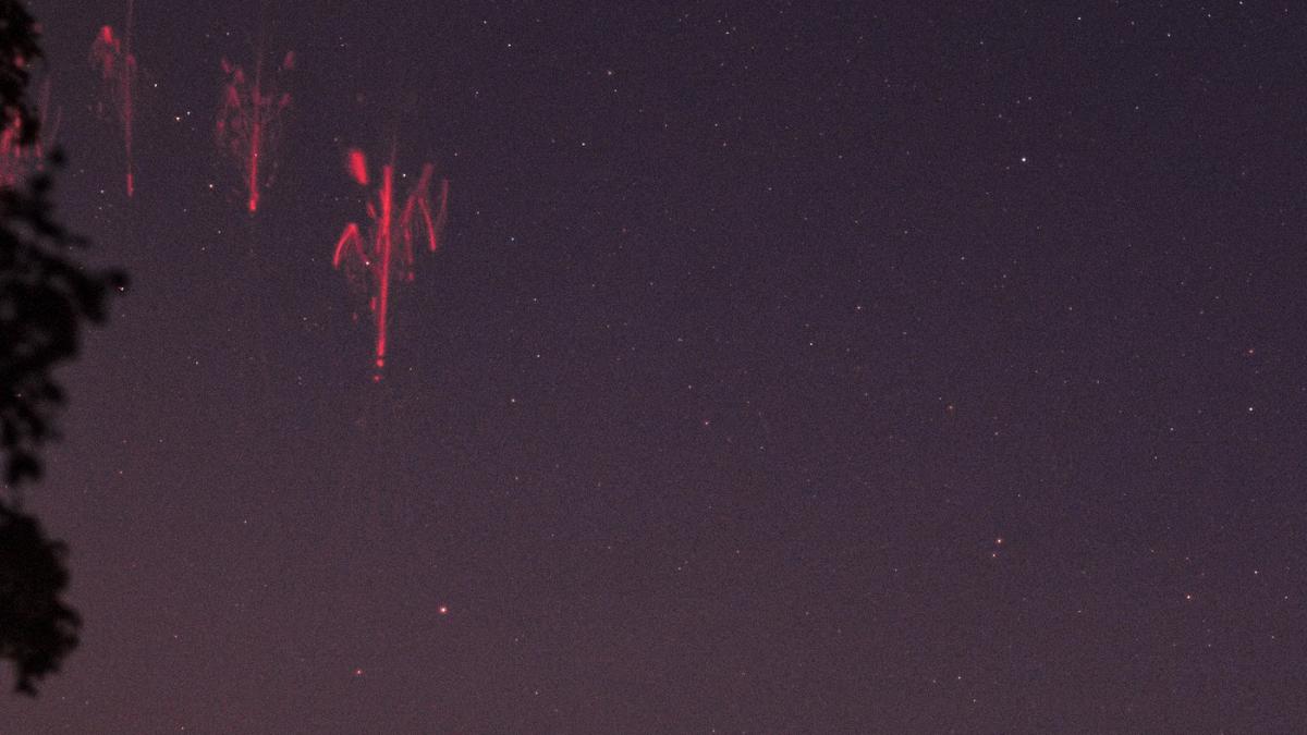 fenomen extrem de rar surprins in imagini spectaculoase fulgere rosii au aparut pe cer intr o coincidenta perfecta